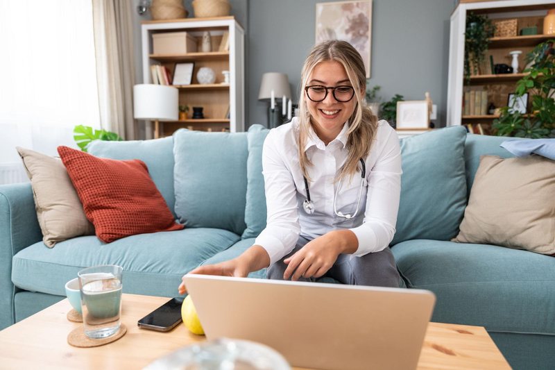 Ärztin führt eine digitale Privatsprechstunde bequem von zuhause aus
