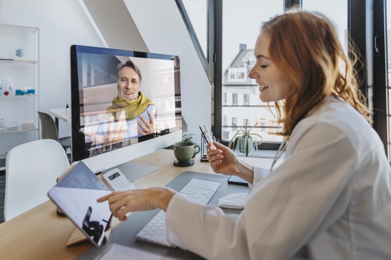 Ärztin im digitalen Beratungsgespräch am Arbeitsplatz